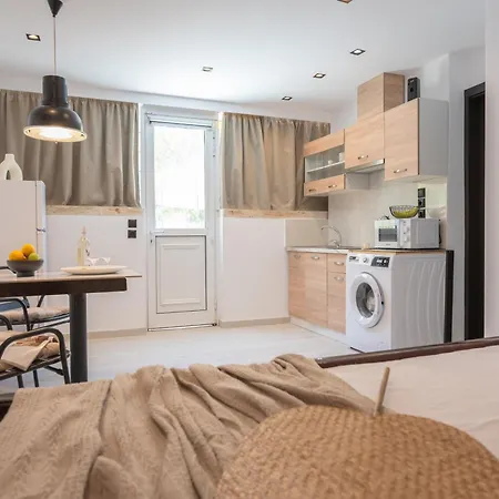 Homes 3 & 4 - Cozy Urban Retreats In The Heart Of