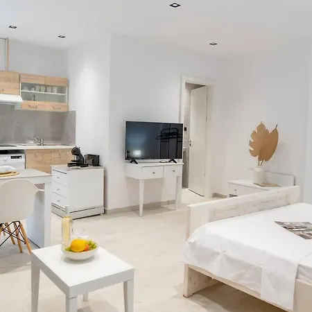 Homes 3 & 4 - Cozy Urban Retreats In The Heart Of *