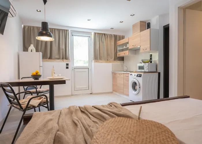 Homes 3 & 4 - Cozy Urban Retreats In The Heart Of